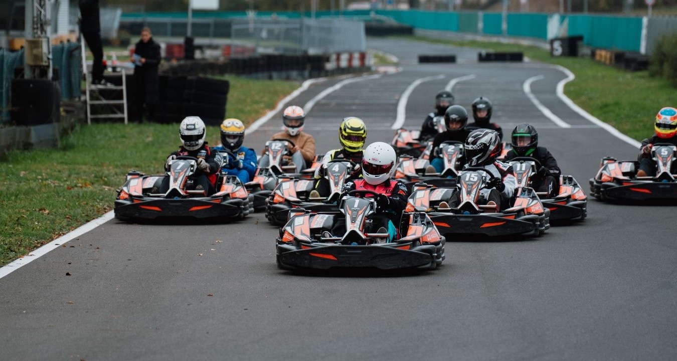 Startaufstellung bei einem Teamrennen auf der Kartbahn Gerolzhofen